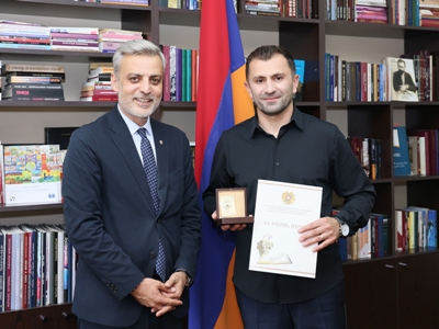 Երաժշտարվեստի ոլորտում ունեցած ավանդի համար Կարինե Հովհաննիսյանը և Վարդան Բադալյանը պարգևատրվել են ԿԳՄՍՆ մեդալով