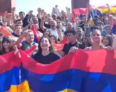 «Руки прочь от Святого Эчмиадзина!»: акция армянской молодежи в Москве