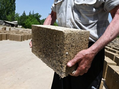 Ղրղզստանի բնակիչը սովորել է բրնձի թափոններից էկո-աղյուսներ պատրաստել