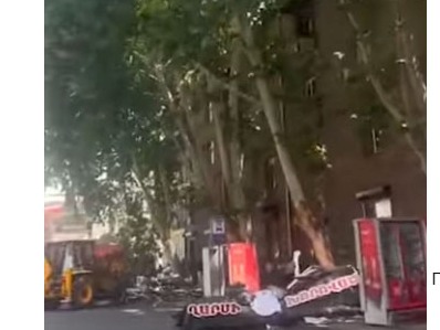 Ապամոնտաժվում են երևանցիներին հայտնի ղարսի խորովածի կետերը Տիգրան Մեծի պողոտայում (վիդեո)