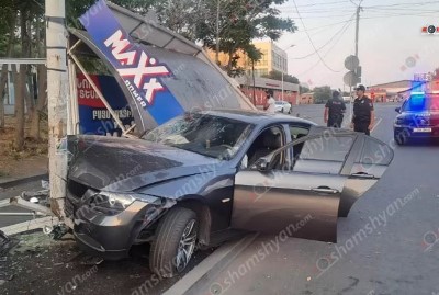 Երևանում 21-ամյա վարորդը BMW-ով մխրճվել է կանգառի մեջ, կան վիրավորներ