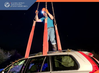 Սևան-Մարտունի ավտոճանապարհին մեքենան դուրս է եկել երթևեկելի հատվածից և հայտնվել ճահճում