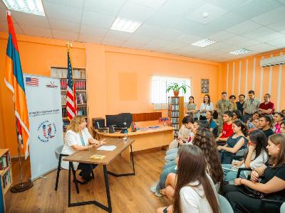 Դեսպան Քվինը հանդիպել է Լոռու մարզի դպրոցականների, ուսանողների և ԱՄՆ փոխանակման ծրագրերի շրջանավարտների հետ