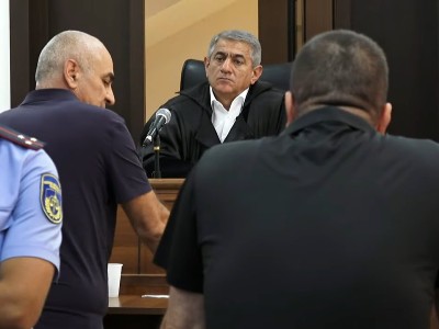 Ազատի կացարանում տեղի ունեցած հրդեհի գործով մեղադրյալներ Գոռ Աղեկյանի և Մառլեն Սարգսյանի տնային կալանքը վերացվեց