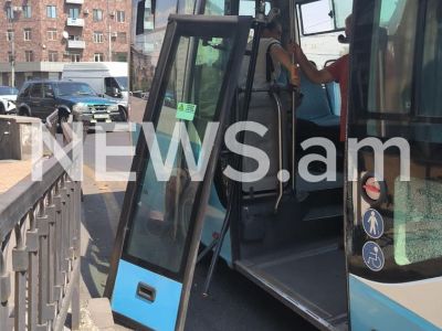 ДТП в Ереване с участием микроавтобуса: несколько пассажиров получили легкие травмы
