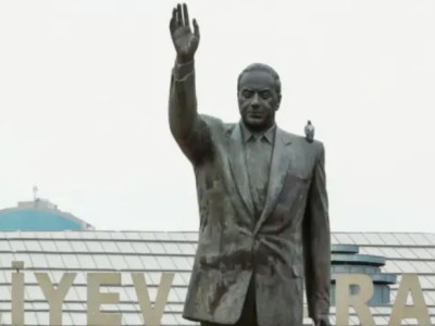 Председатель Национального антикоррупционного комитета России призвал убрать памятники Гейдару Алиеву