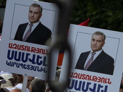 «Ազատությու′ն Սամվել Կարապետյանին». Կարապետյանի աջակիցները հավաքվում են դատարանի բակում