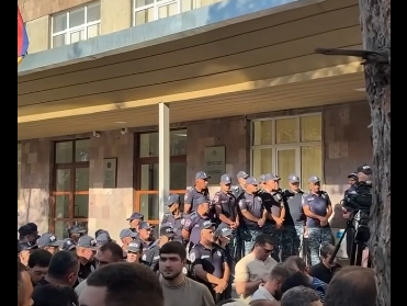 Силовики встали живой стеной у входа в здание Антикоррупционного суда Армении