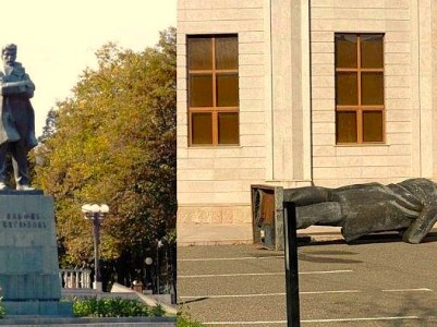 Ադրբեջանցիները Ստեփանակերտում ոչնչացրել են նշանավոր անձանց պատվին կանգնեցված բոլոր 25 հուշարձաններն ու կիսանդրիները