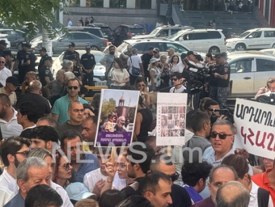 Քաղաքացիները հավաքվել են դատարանի բակում՝ ի աջակցություն Բագրատ Սրբազանի և շարժման մյուս մասնակիցների