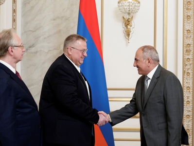 Pashinyan, Overchuk discuss Armenia-Russia agenda matters
