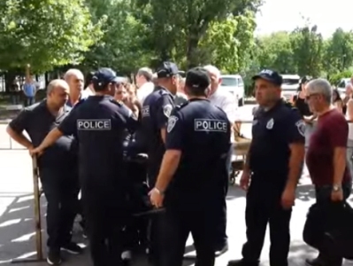 Во дворе суда в Ереване произошла потасовка между гражданами и сотрудниками полиции
