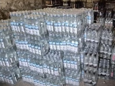 Հայտնաբերվել են մեծաքանակ կեղծ խմիչք և առանց դրոշմանիշի ծխախոտ. Լոռու քրեական ոստիկանների բացահայտումը