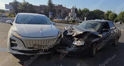 Ավտովթար՝ Չարենցավանում․ բախվել են Hongqi և Lada մակնիշի ավտոմեքենաները․ կան վիրավորներ