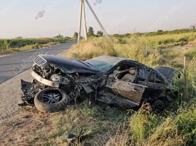 Բամբակաշատի խաչմերուկում բախվել են Toyota-ն, BMW X5-ը և Mercedes-ը․ վերջին երկուսի անվահեծանները կոտրվել և շպրտվել են