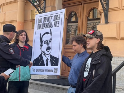 «Ալիև, մի՛ զայրացրու Ռուսաստանին». բողոքի ակցիա է անցկացվել Սանկտ Պետերբուրգում Ադրբեջանի հյուպատոսության դիմաց