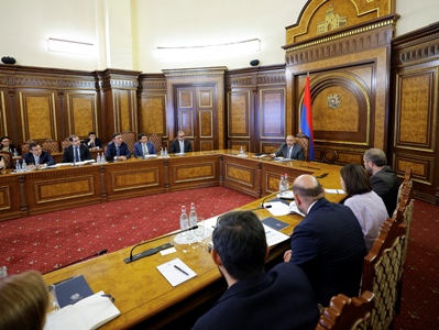 Փաշինյանի գլխավորությամբ քննարկվել են անկանխիկ գործառնությունների խթանմանն միջոցառումների մեխանիզմները