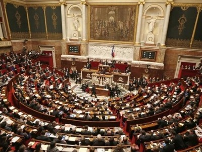 Французский парламент проголосовал за отставку премьер-министра