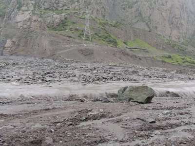 Մցխեթա-Ստեփանծմինդա-Լարս ճանապարհի մի հատվածում երթևեկությունը կաթվածահար է եղել՝ սողանքի պատճառով․ Նովոստի Գրուզիա