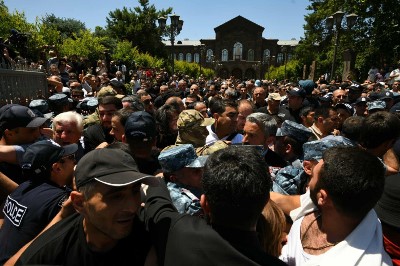 «Փաստ». Էջմիածինը չի «հանձնվում». հոգևորն ընդդեմ քաղաքական ճնշումների