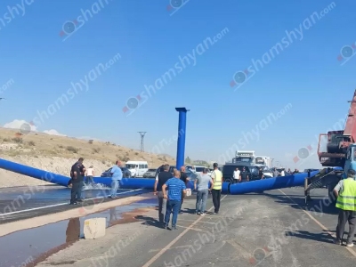 Երևան-Գյումրի գլխավոր ճանապարհի Արուճ գյուղի մոտ նոր տեղադրված ջրախողովակները տապալվել ու փակել են ճանապարհը