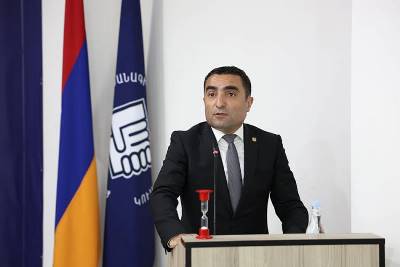 «Հրապարակ». Ռոմանոս Պետրոսյանն ամսական 5 մլն դրամից ավել աշխատավարձ է ստանում