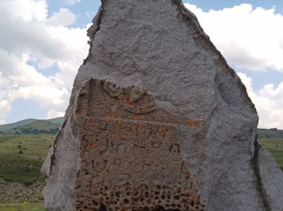 Շանթահարված 13-րդ դարի խաչքարը վերականգնվում է