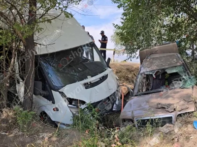 Արմավիրի մարզում բախվել են Mercedes-ն ու Ford Transit-ը. ապա բախվել են ծառերին. կա 3 վիրավոր