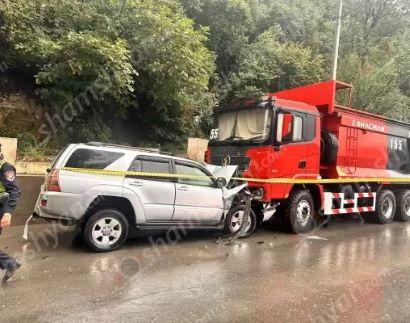 Կապանում 18-ամյա ժամկետային զինծառայողը «Toyota»-ով բախվել է կայանված բեռնատարին. կա 2 տուժած