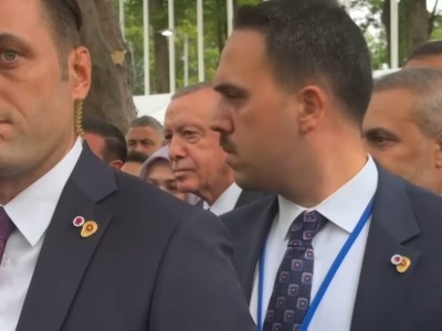 Նյու Յորքի ոստիկանությունը կանգնեցրել է Մակրոնին և Էրդողանին` Թրամփի ավտոշարասյան պատճառով (տեսանյութ)