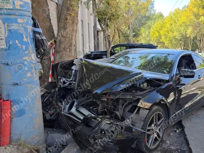 Ավանում բախվել են Opel-ն ու Mercedes-ը. վերջինս բախվել է բազալտե եզրաքարին ու երկաթբետոնե էլեկտրասյանը. կա վիրավոր