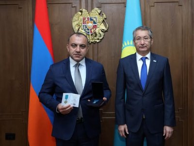 Ղազախստանի դեսպանը ՀՀ ՍԴ նախագահին է փոխանցել Կասիմ-Ժոմարտ Տոկաևի հրամանագրով պետական պարգևը
