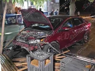 Ազատության պողոտայում «Ford Fusion»-ը կոտրել է երկաթե ճաղավանդակը, ապա խաչմերուկի ցուցանակն ու հայտնվել մայթին