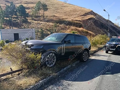 Range Rover-ը «Չայնիի» ոլորաններում բախվել է երկաթե էլեկտրասյանը, կոտրել այն և հայտնվել գազոնում