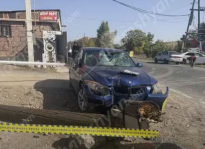 Ալափարսում BMW-ն վրաերթի է ենթարկել հոտիոտնին, ապա բախվել էլեկտրասյանը. վիրավորը ժամեր անց հիվանդանոցում մահացել է