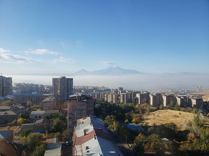 «Մառախուղ». Նուբարաշենի վառվող աղբավայրի ծուխը պատել է Երևանը