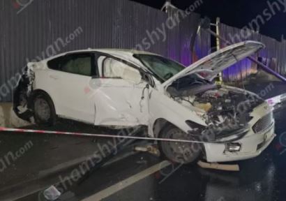 Երևանում Ford Fusion-ը կոտրել է էլեկտրասյունը և հայտնվել մայթին. կա վիրավոր