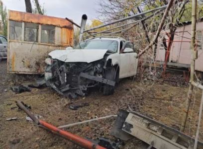Կոտայքի մարզում 20-ամյա վարորդը «Infiniti»-ով բախվել է ցանկապատի ձողերին, ապա չգործող երկաթե կրպակին