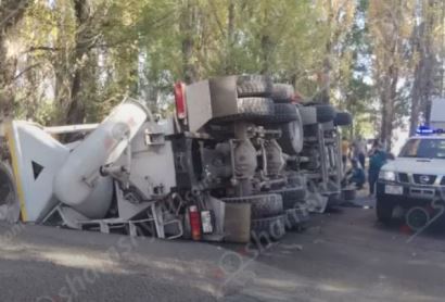 Երևանում բետոնով լցված ցեմենտատարը շրջվել է. փրկարարները վարորդին դուրս են բերել մեքենայից հատուկ տեխնիկայով