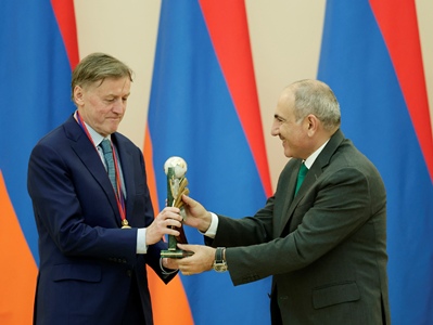 Փաշինյանը բարձր տեխնոլոգիաների ոլորտում համաշխարհային ներդրման համար ՀՀ պետական մրցանակը հանձնել է Վինսենթ Ռոշին