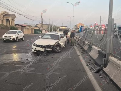 Երևանում BMW-ն կոտրել է երկաթե ճաղավանդակներն ու տեղաշարժել բետոնե պատնեշը. ավտոմեքենան վերածվել է մետաղի ջարդոնի