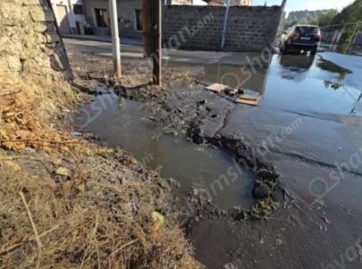 Երևանի թիվ 117 դպրոցին հարակից փողոցում ճանապարհը լցված է կեղտաջրով. գարշահոտը հասնում է դասասենյակներ. ահազանգ