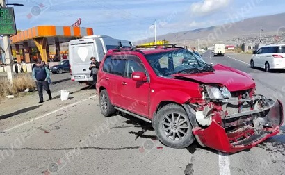 Ճամբարակի խաչմերուկում բախվել են «Nissan X-Trail»-ը և «Mercedes Sprinter»-ը․ կան վիրավորներ