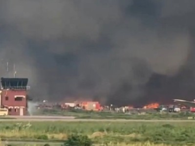 В международном аэропорту столицы Бангладеш вспыхнул крупный пожар