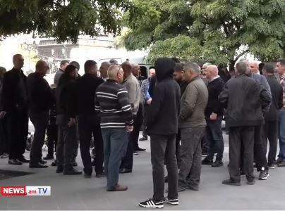 Протестующие в Ереване водители грузовиков грозятся перекрыть дорогу