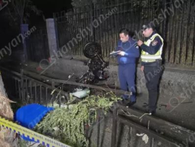 Երևանում ՌԴ քաղաքացին մոտոցիկլով բախվել է բազալտե եզրաքարին, ապա ծառին և հայտնվել մայթին. նա տեղում մահացել է