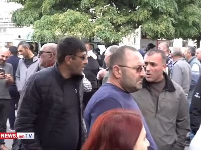 Протестующие дальнобойщики направились к зданию посольства РФ в РА