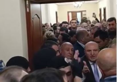 Мэра Гюмри выводят из здания