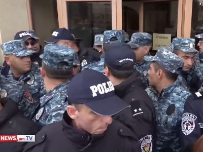 Полицейские не пускают дочь Вардана Гукасяна в здание мэрии Гюмри
