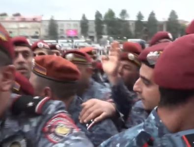 Կարմիր բերետավորները մուտք գործեցին Գյումրիի քաղաքապետարանի շենք (վիդեո)